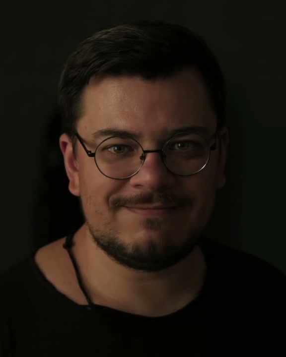 Я показую це на собі в уроці про світло. Ліворуч одне джерело, і тіньовий бік обличчя провалюється в чорноту. Праворуч тінь підсвітили, і обличчя отримало обʼєм. З предметом на кухонному столі білий картон працює так само.