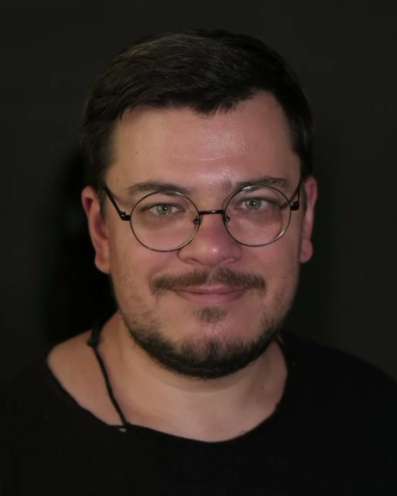 Я показую це на собі в уроці про світло. Ліворуч одне джерело, і тіньовий бік обличчя провалюється в чорноту. Праворуч тінь підсвітили, і обличчя отримало обʼєм. З предметом на кухонному столі білий картон працює так само.